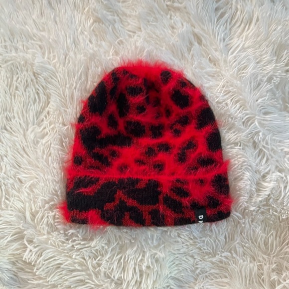 ❤️🖤NWOT- DKNY RED AND BLACK BEANIE.. ❤️🖤 - Picture 4 of 5